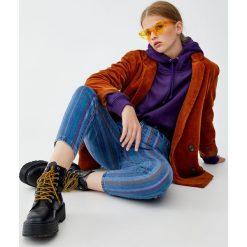 Jeansy mom fit w paski. Jeansy damskie Pull&Bear. Za 79,90 zł.