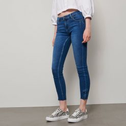 Spodnie jeansowe slim - Niebieski. Niebieskie spodnie damskie Reserved, bez wzorów, z jeansu. W wyprzedaży za 59,99 zł.