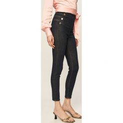 Guess Jeans - Jeansy Gwen. Niebieskie jeansy damskie Guess Jeans, z aplikacjami, z elastanu, z podwyższonym stanem. W wyprzedaży za 359,90 zł.