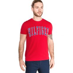 Tommy Hilfiger College Koszulka Czerwony. Czerwone podkoszulki męskie TOMMY HILFIGER, xl, z nadrukiem, z bawełny, bez kołnierzyka, krótkie. Za 206,95 zł.
