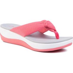 Japonki CLARKS - Arla Glison 261474944 Raspberry. Różowe klapki damskie Clarks, bez wzorów, z tworzywa sztucznego, bez obcasa, na obcasie. Za 239,00 zł.