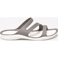 Crocs - Klapki. Szare klapki damskie Crocs, bez wzorów, z materiału, bez obcasa, na obcasie. W wyprzedaży za 129,90 zł.