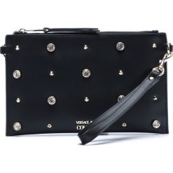 Versace Jeans Couture Kopertówka Czarny. Czarne kopertówki damskie Versace Jeans Couture, w paski, z jeansu, z aplikacjami. Za 402,95 zł.
