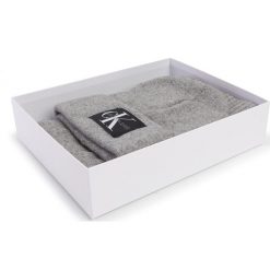 Zestaw Szalik i Czapka CALVIN KLEIN JEANS - J Basic Men Knitted Scarf+Beanie K50K505104 Mid Grey Heather P01. Szare czapki męskie Calvin Klein Jeans, bez wzorów, z wiskozy. W wyprzedaży za 269,00 zł.