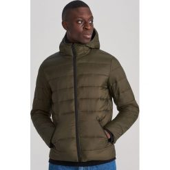 Pikowana kurtka z kapturem - Khaki. Brązowe kurtki męskie Reserved, s, bez wzorów, z kapturem. Za 149,99 zł.