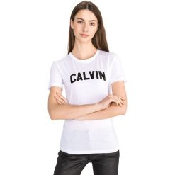 Calvin Klein Koszulka Biały. Białe koszulki damskie Calvin Klein, l, z nadrukiem, z jeansu, bez kołnierzyka, z krótkim rękawem. Za 204,95 zł.