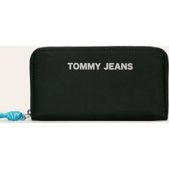 Tommy Jeans - Portfel. Czarne portfele damskie Tommy Jeans, bez wzorów, z poliesteru. Za 229,90 zł.