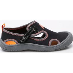 New Balance - Sandały dziecięce. Czarne sandały chłopięce New Balance, z gumy, z okrągłym noskiem, bez zapięcia. W wyprzedaży za 89,90 zł.
