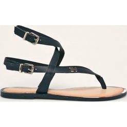 Tommy Hilfiger - Sandały skórzane. Niebieskie klapki damskie TOMMY HILFIGER, bez wzorów, ze skóry, bez obcasa, na obcasie. W wyprzedaży za 289,90 zł.