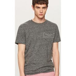 T-shirty męskie: Melanżowy t-shirt z kieszonką – Jasny szar