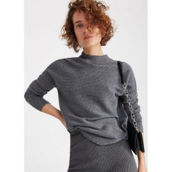 Sweter ze stójką - Szary. Szare swetry damskie Reserved, s, bez wzorów, bez rękawów, bez kaptura. Za 69,99 zł.