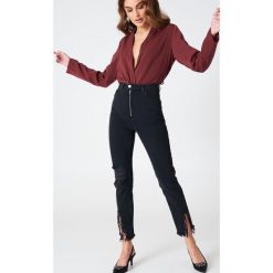 Hannalicious x NA-KD Jeansy z rozdarciami u dołu nogawek - Black. Czarne jeansy damskie marki Hannalicious x NA-KD, z denimu. W wyprzedaży za 60,89 zł.