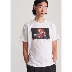 T-shirt Chucky - Biały. Białe t-shirty męskie Reserved, s, bez wzorów, bez kołnierzyka. Za 49,99 zł.