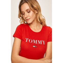 Tommy Jeans - T-shirt. Żółte bluzki damskie Tommy Jeans, s, z nadrukiem, z bawełny, z okrągłym kołnierzem. Za 139,90 zł.