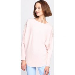 Jasnoróżowy Sweter Incidental. Szare swetry klasyczne damskie Born2be, l, z dzianiny, z dekoltem w łódkę. Za 59,99 zł.