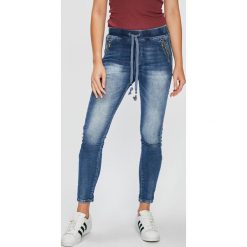 Answear - Jeansy Femifesto. Niebieskie jeansy damskie marki ANSWEAR, z elastanu, z podwyższonym stanem. W wyprzedaży za 79,90 zł.