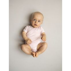 Body kimono z krótkim rękawem BAMBOO różowe 56. Różowe body niemowlęce NANAF ORGANIC, bez wzorów, z krótkim rękawem. Za 54,99 zł.