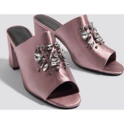 NA-KD Shoes Klapki ze zdobieniami - Pink. Różowe klapki damskie NA-KD Shoes, z aplikacjami, z satyny, na wysokim obcasie. W wyprzedaży za 54,58 zł.