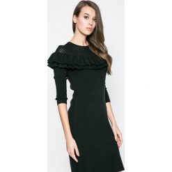 Answear - Sukienka. Czarne sukienki dzianinowe ANSWEAR, na co dzień, l, casualowe, z okrągłym kołnierzem, mini, dopasowane. W wyprzedaży za 99,90 zł.