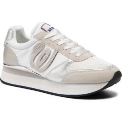 Sneakersy WRANGLER - Jungle WL91530A White 051. Szare półbuty damskie Wrangler, na co dzień, bez wzorów, z zamszu, bez obcasa, na płaskiej podeszwie, bez zapięcia. Za 329,00 zł.