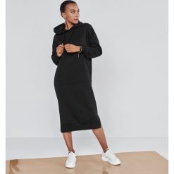 Sukienka dresowa Eco Aware -. Sukienki damskie Mohito, s, bez wzorów, z dresówki, bez kołnierzyka, bez rękawów. Za 139,99 zł.
