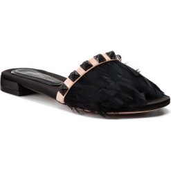Japonki STUART WEITZMAN - Lando XL17446 Black Silk Satin. Czarne klapki damskie marki Stuart Weitzman, bez wzorów, ze skóry, bez obcasa, na obcasie. W wyprzedaży za 1469,00 zł.