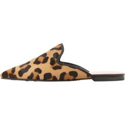 Pretty Ballerinas TARZAN Kapcie arena. Brązowe kapcie damskie marki Pretty Ballerinas, ze skóry. W wyprzedaży za 483,45 zł.