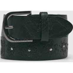 Desigual - Pasek. Czarne paski damskie marki Desigual, w paski, ze skóry ekologicznej. W wyprzedaży za 119,90 zł.