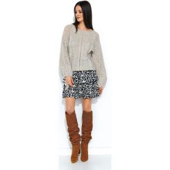 Sweter oversize z szerokimi rękawami beżowy. Brązowe swetry damskie e-margeritka.pl, na wiosnę, s, bez wzorów, z wełny, z krótkim rękawem, krótkie, bez kaptura. Za 129,99 zł.