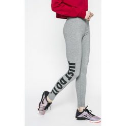Nike Sportswear - Legginsy. Szare legginsy damskie marki Nike Sportswear, s, z nadrukiem, z elastanu. W wyprzedaży za 99,90 zł.