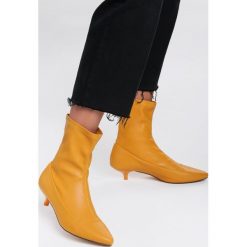 Musztardowe Botki Can't Stop Loving You. Żółte botki damskie Renee, bez obcasa, na obcasie, bez zapięcia. Za 89,99 zł.