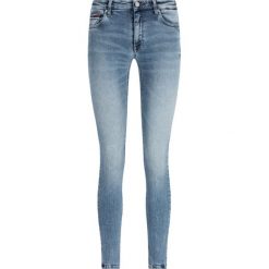 Jeansy Slim Fit Tommy Jeans DW0DW06576. Niebieskie jeansy damskie Tommy Jeans. W wyprzedaży za 289,00 zł.