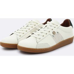 Skórzane sneakersy w kolorze kremowym. Białe trampki męskie Faguo, z okrągłym noskiem, na sznurówki. W wyprzedaży za 171,95 zł.