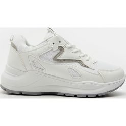 Białe sneakersy - Biały. Białe sneakersy damskie Sinsay. Za 79,99 zł.