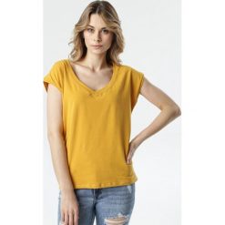 Żółty T-shirt Luaphis. Żółte bluzki damskie Born2be, s, bez wzorów, bez kołnierzyka, bez rękawów. W wyprzedaży za 54,99 zł.