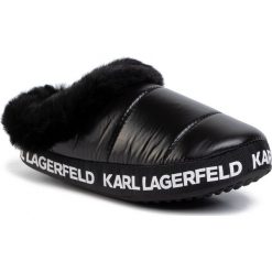 Kapcie KARL LAGERFELD - KL49101 Black Coated Twill. Czarne klapki damskie KARL LAGERFELD, bez wzorów, z tworzywa sztucznego, bez obcasa. W wyprzedaży za 239,00 zł.