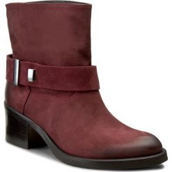 Botki CARINII - B3639 B73-000-PSK-B36. Czerwone botki damskie na obcasie marki Carinii, z materiału. W wyprzedaży za 249,00 zł.