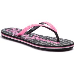 Japonki PEPE JEANS - Rake Logo PLS70058 Capsicum 359. Różowe klapki damskie Pepe Jeans, bez wzorów, z jeansu, bez obcasa. W wyprzedaży za 79,00 zł.