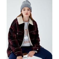Kurtka w kratę z kołnierzem ze sztucznego baranka. Czerwone kurtki damskie Pull&Bear. Za 199,00 zł.