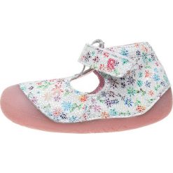 Skórzane buty w kolorze białym do nauki chodzenia. Białe buciki niemowlęce Richter, na sznurówki. W wyprzedaży za 115,95 zł.