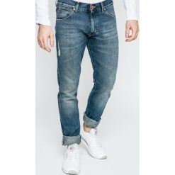 Wrangler - Jeansy Larston. Niebieskie jeansy męskie marki Wrangler, z bawełny. W wyprzedaży za 219,90 zł.