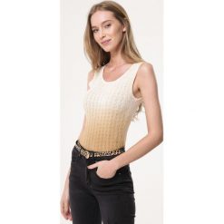 Beżowa Top Bridge. Brązowe bluzki damskie Born2be, s, bez wzorów, z dzianiny, klasyczne, z okrągłym kołnierzem, bez rękawów. Za 19,99 zł.