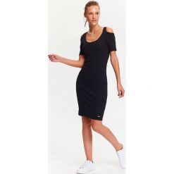 DOPASOWANA SUKIENKA COLD-SHOULDER. Czarne sukienki damskie DRYWASH, s, bez wzorów, z bawełny, sportowe, bez kołnierzyka, z krótkim rękawem, krótkie, mini, dopasowane. W wyprzedaży za 29,99 zł.