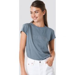 NA-KD Trend T-shirt z błyszczącym napisem Revolution - Blue. Niebieskie t-shirty damskie marki NA-KD Trend, z napisami, z okrągłym kołnierzem. W wyprzedaży za 51,07 zł.