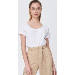 Luźna koszulka basic - Biały. Białe koszulki damskie Sinsay, s, bez wzorów, bez kołnierzyka. Za 19,99 zł.
