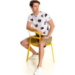 T-shirt z modowym nadrukiem. Białe t-shirty męskie Top Secret, na lato, xxl, z nadrukiem, z bawełny, z okrągłym kołnierzem, krótkie. W wyprzedaży za 29,99 zł.
