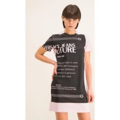 Sukienka codzienna Versace Jeans Couture D2HVA451. Czarne sukienki damskie Versace Jeans Couture, na co dzień, bez wzorów, z bawełny, bez kołnierzyka, bez rękawów, proste. W wyprzedaży za 479,00 zł.
