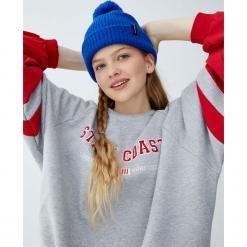 Szara bluza college z kontrastowymi rękawami. Szare bluzy damskie Pull&Bear, bez wzorów, bez rękawów, bez kaptura. Za 89,90 zł.