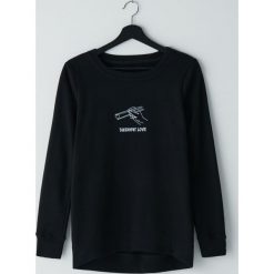 Miękka bluza sportowa o długim kroju - Czarny. Czarne bluzy sportowe damskie Cropp, s, bez wzorów, z długim rękawem, długie, bez kaptura. W wyprzedaży za 35,99 zł.