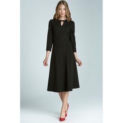 Czarna Kobieca Rozkloszowana Sukienka Midi z Pęknięciem przy Dekolcie. Czarne sukienki dziewczęce Molly.pl, bez wzorów, z tkaniny, eleganckie, bez rękawów, midi, rozkloszowane. Za 149,90 zł.